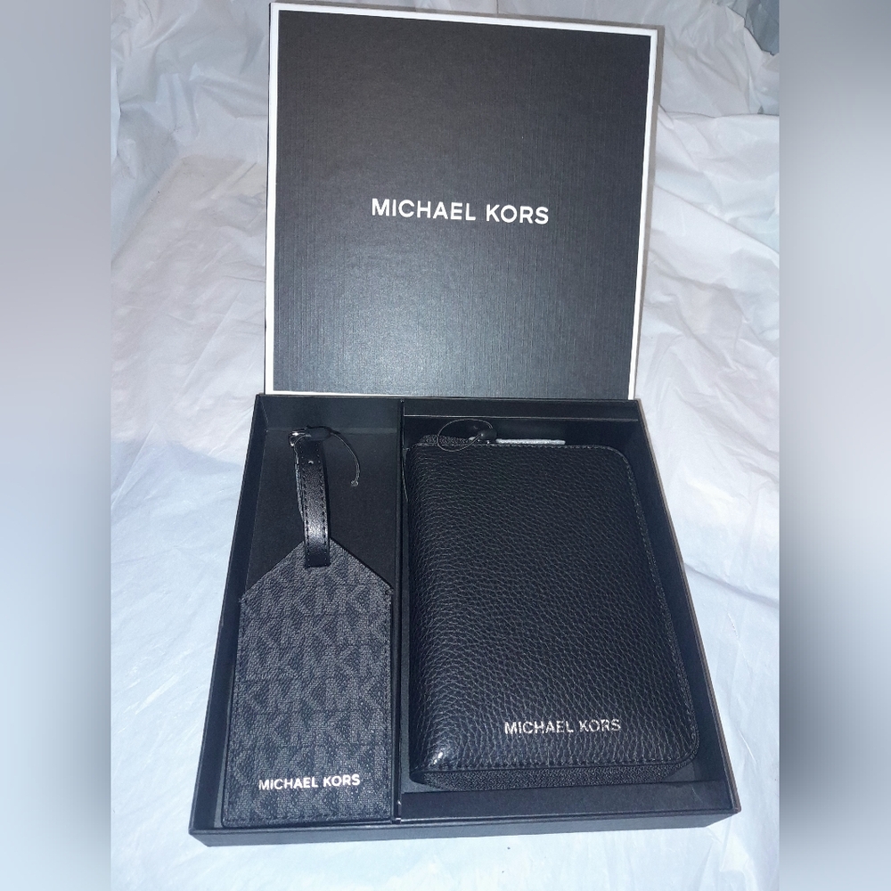 New Michael Kors Zipped Passport Wallet & Luggage Tag Box Set NWT